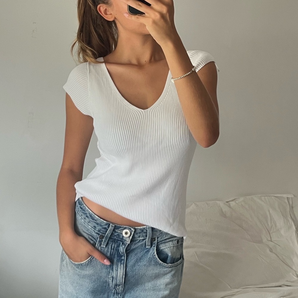 Ann Taylor White Ribbed V-Neck Tee